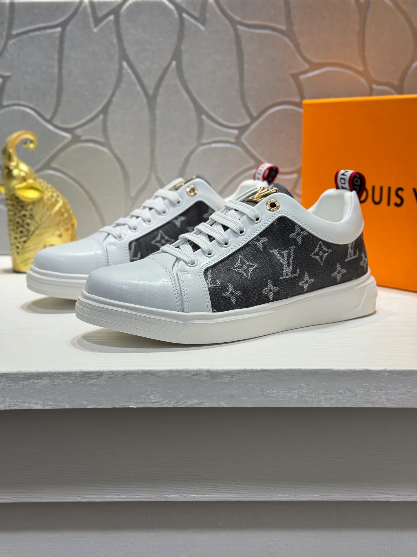 Men's shoes 💰400 [New model] 🌂🌂 Top quality original Louis Vuitton®️ Trendy and fashionable yet low-key men's casual shoes, LV cowhide embossed upper, comfortable and breathable, mesh lining, original rubber outsole, 2 colors available ~ a must-have for stylish men. Size: 38-44 (45 customized